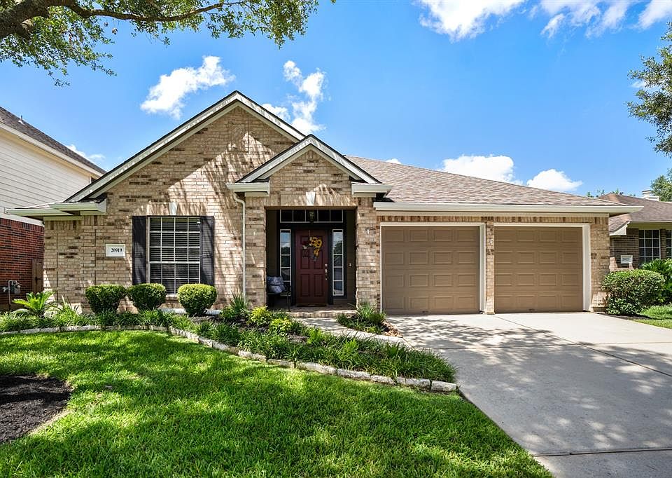 Hello gorgeous! What a pleasant introduction to your future home at 20919 Nashland Court nestled in the wonderful community of Windrose.