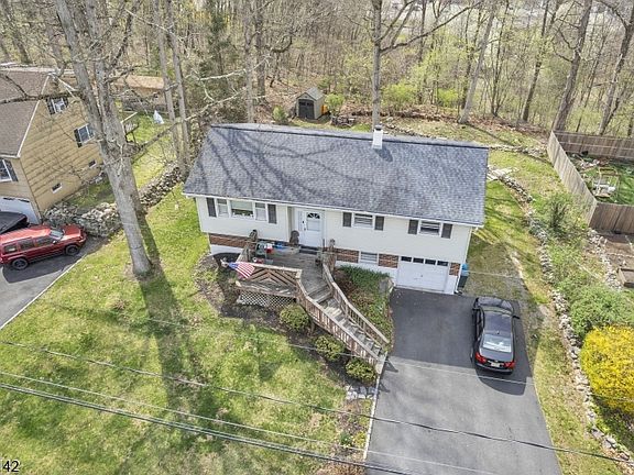 3rd image of 14 Woods Edge Rd