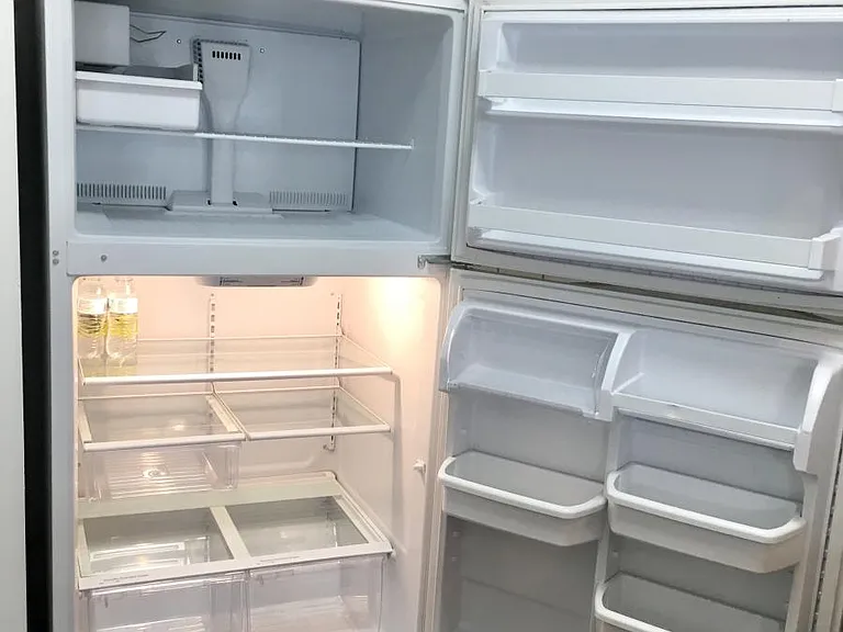 Refrigerator/ice maker