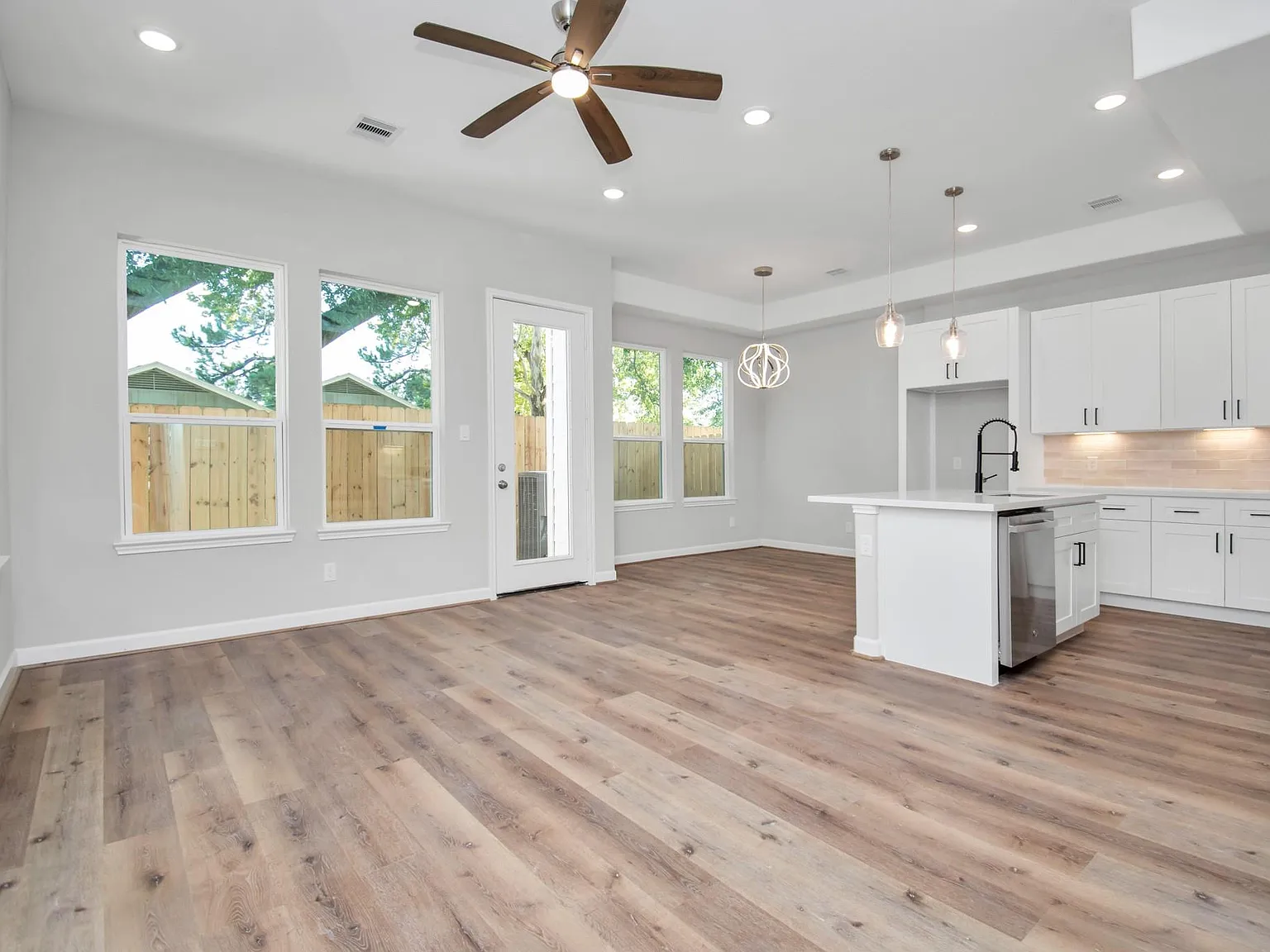 3 bed, 2.5 bath, 1627 sqft, $2,400 — Photo 4