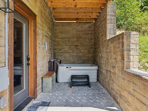 5th image of 620 Deer Path Ln