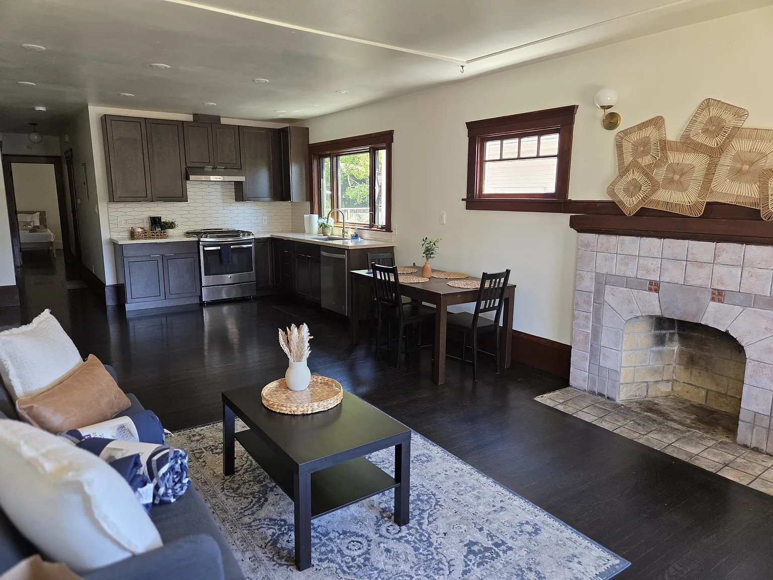 2 bed, 850 sqft, $4,500 — Photo 2
