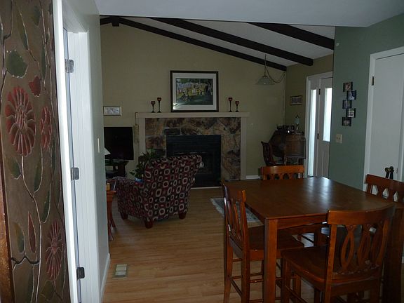 5th image of 740 Arbutus Ave