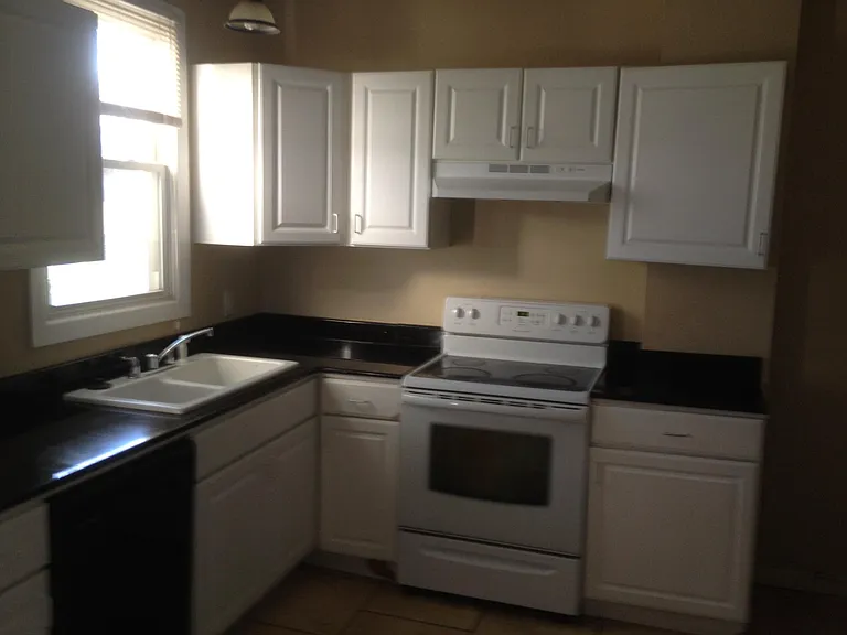 452 Clinton St — Photo 4