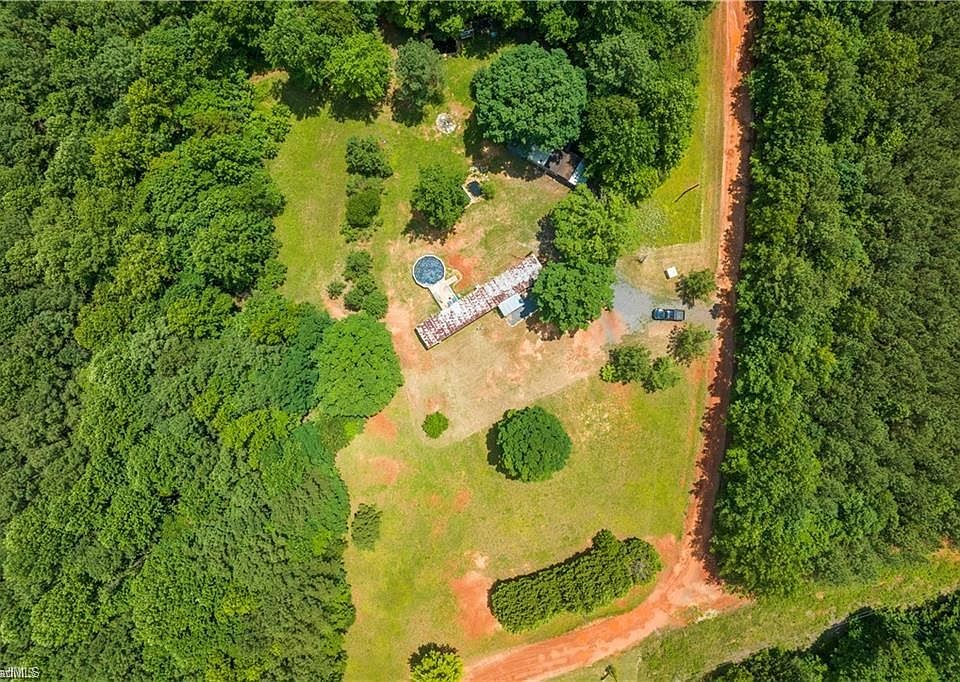 2nd image of 1417 Meadowlands Dr