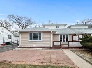 8945 S Corcoran Rd, Hometown, IL 60456