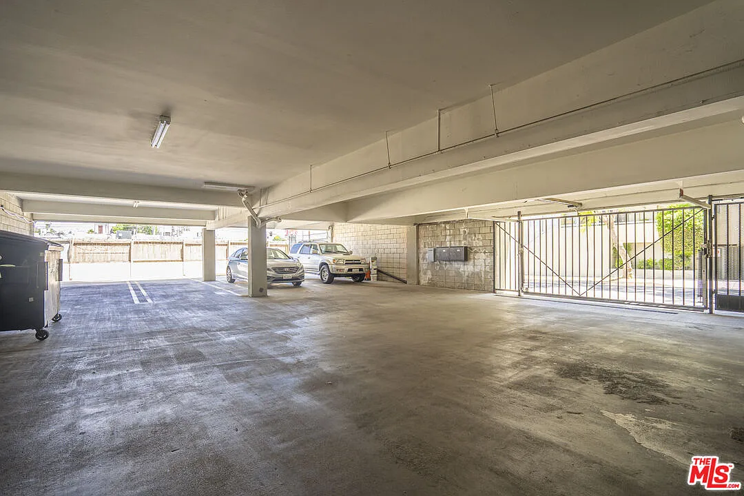 22705 Del Valle St — Photo 2