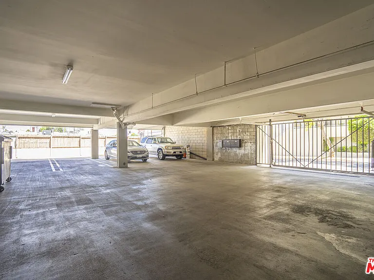 22705 Del Valle St #5 — Photo 14