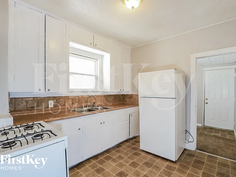 1603 Elmwood Ave — Photo 8