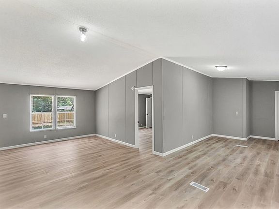 3rd image of 843 Walker Rd