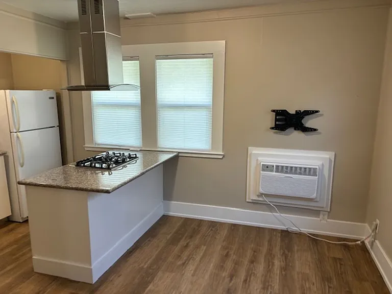 404 W Walnut St — Photo 3