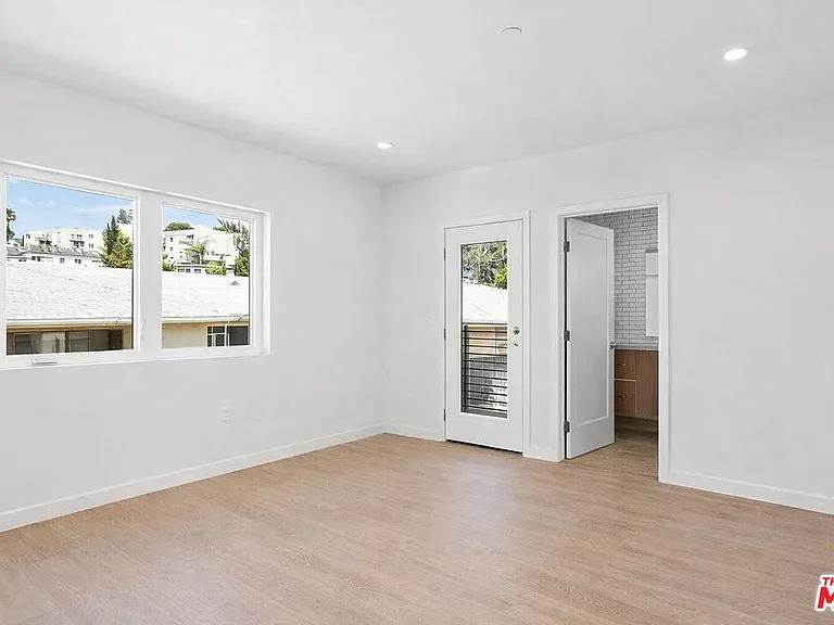 2120 N Beachwood Dr — Photo 14