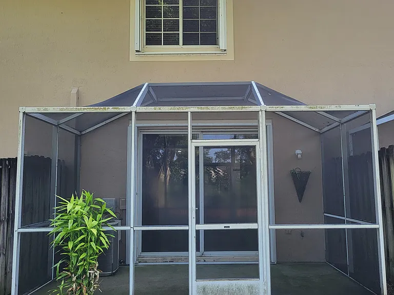 2082 Madeira Dr — Photo 2
