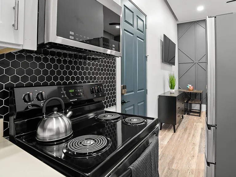Ybor Luxe Apartments — Photo 33