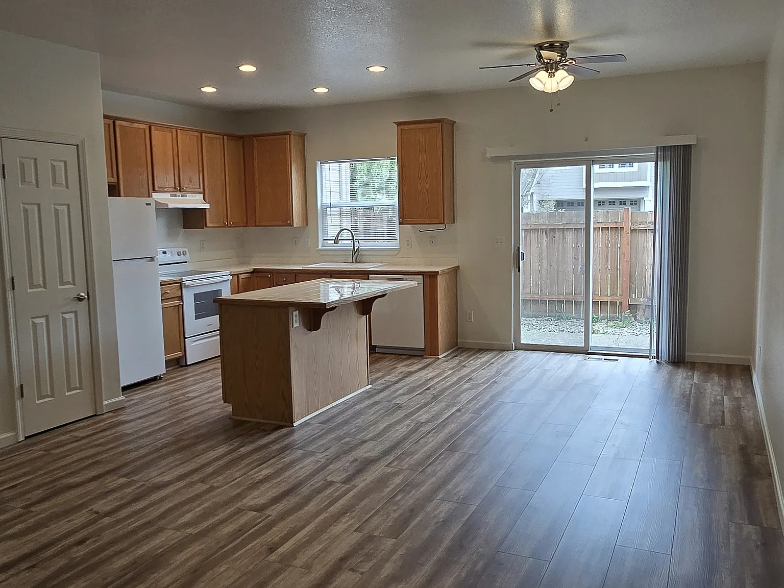 3 bed, 2.5 bath, 1431 sqft, $2,295 — Photo 2
