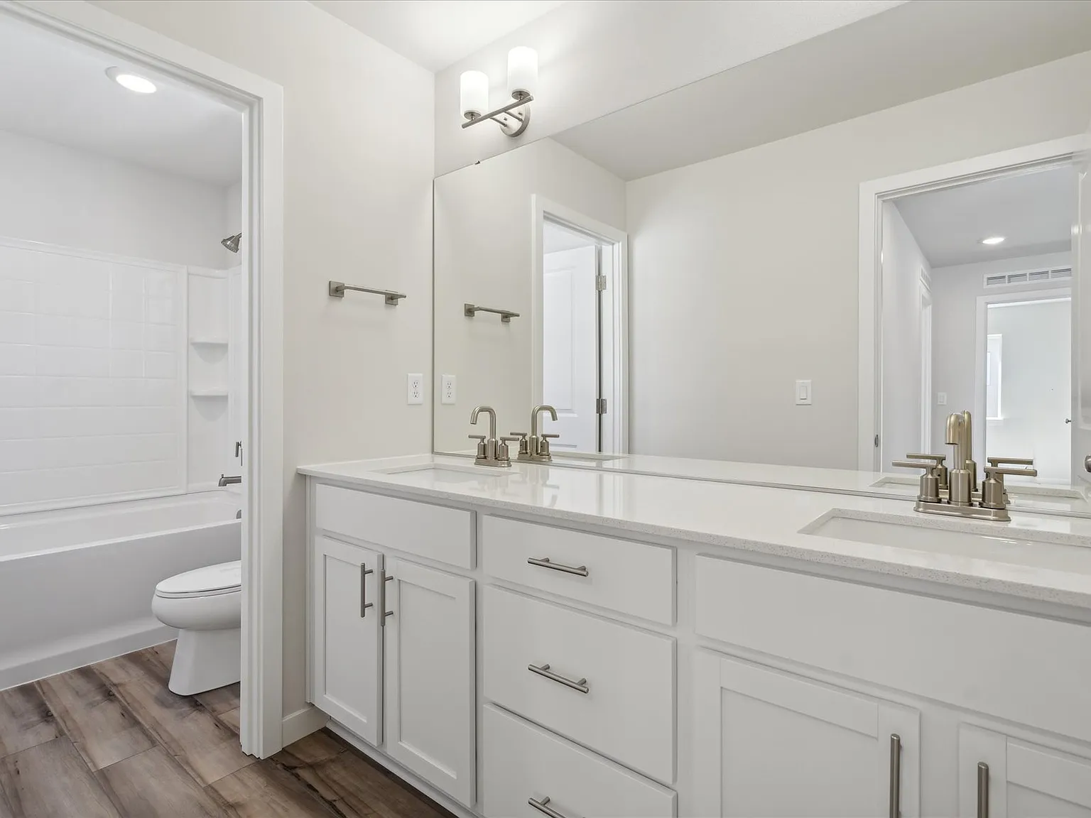 4 bed, 2.5 bath, 2337 sqft, $3,000 — Photo 3