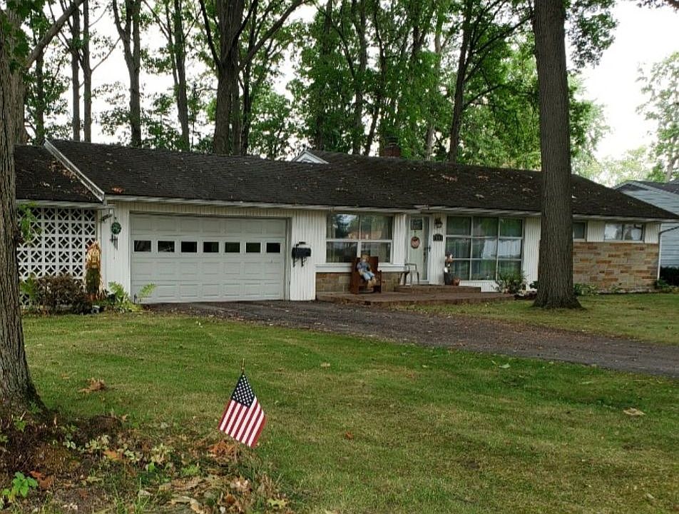 3 car garage & lg front yard