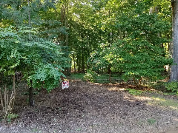 1182 Hickory Dr, South Haven, MI 49090