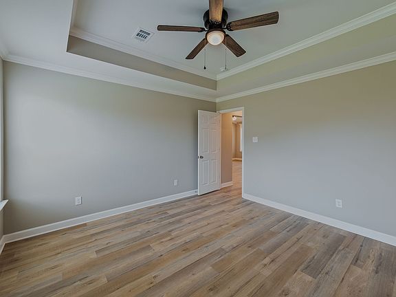 3rd image of 825 Pine Tree Rd