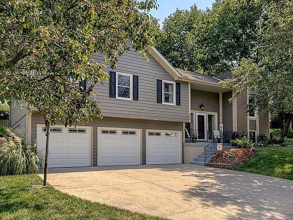 2nd image of 805 N Woodridge Ln