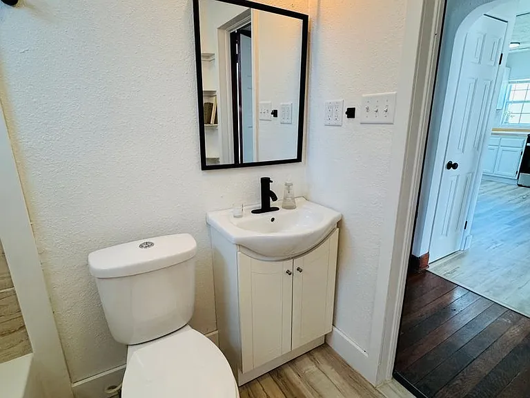 2115 N Weller Ave — Photo 22