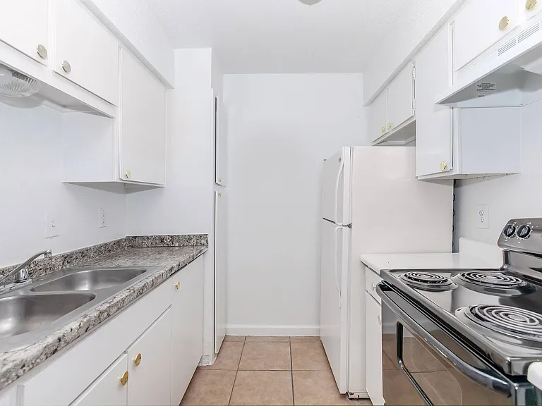 3737 Hillcroft Apartments — Photo 17