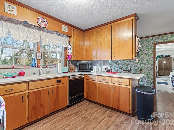 4th image of 950 Arrowhead Dr