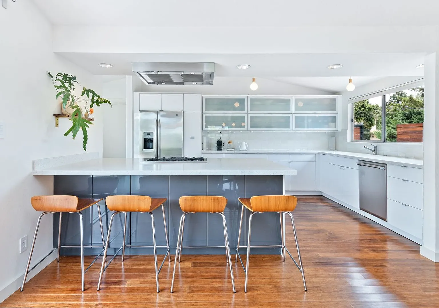 A Fully Furnished Modern Portfolio Home with a Large Backyard Oasis & 3 Comfortable Bedrooms! — Photo 3