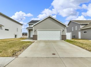 1022 Albert Dr W, West Fargo, ND