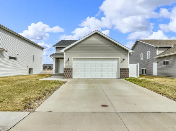 1022 Albert Dr W, West Fargo, ND 58078
