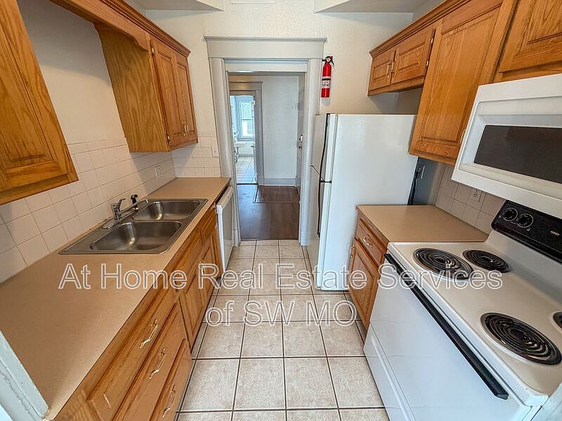 1st image of 1021 E Walnut St APT 1