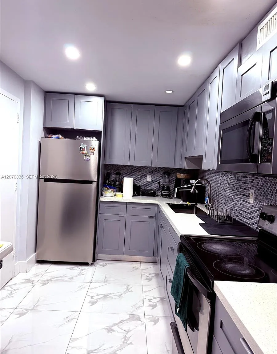 Bayview Palms Condo — Photo 1