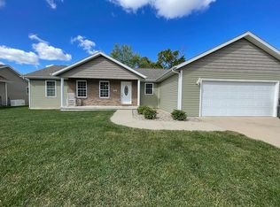 101 Hillcrest Dr, Mechanicsburg, IL 62545