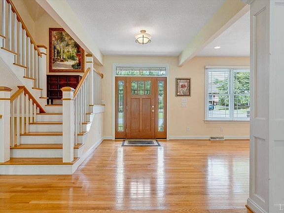 4th image of 1074 Jefferson Dr W
