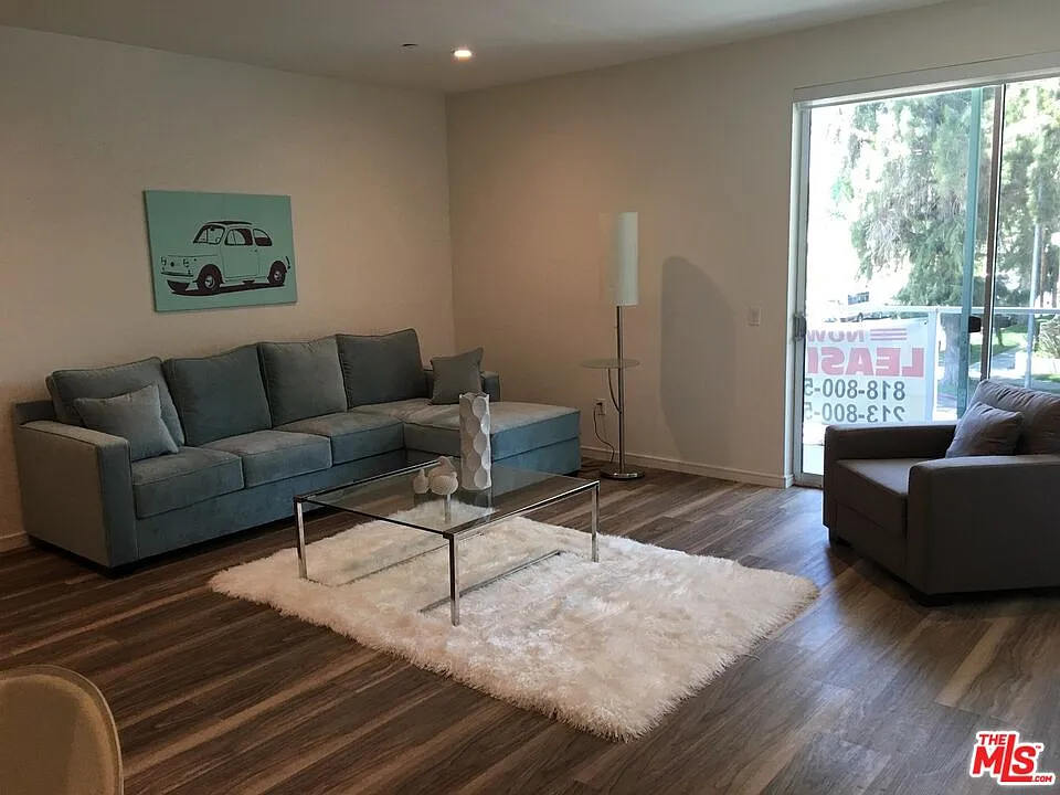 3 bed, 3.0 bath, 1470 sqft, $3,900 — Photo 4