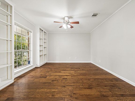 5th image of 2310 Walnut Bend Ln