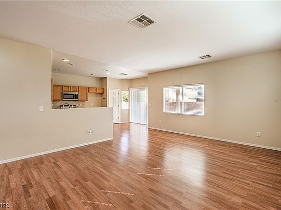 5th image of 519 Sterling Spur Ave