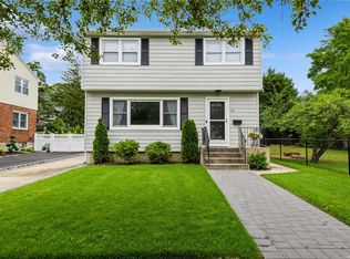 24 Ashwood Rd, Port Washington, NY 11050