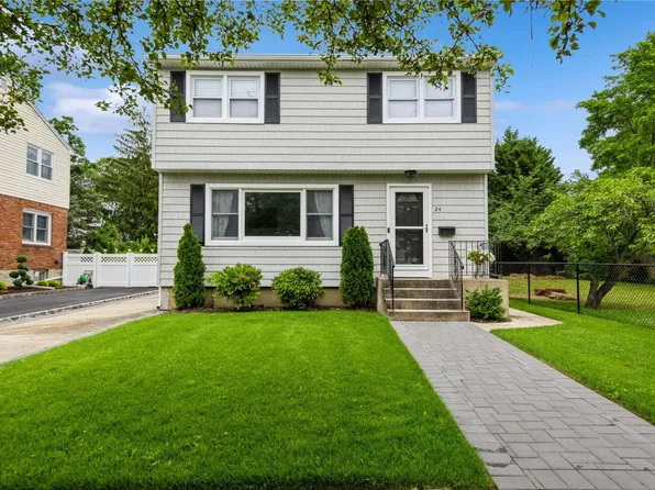 24 Ashwood Road, Port Washington, NY 11050