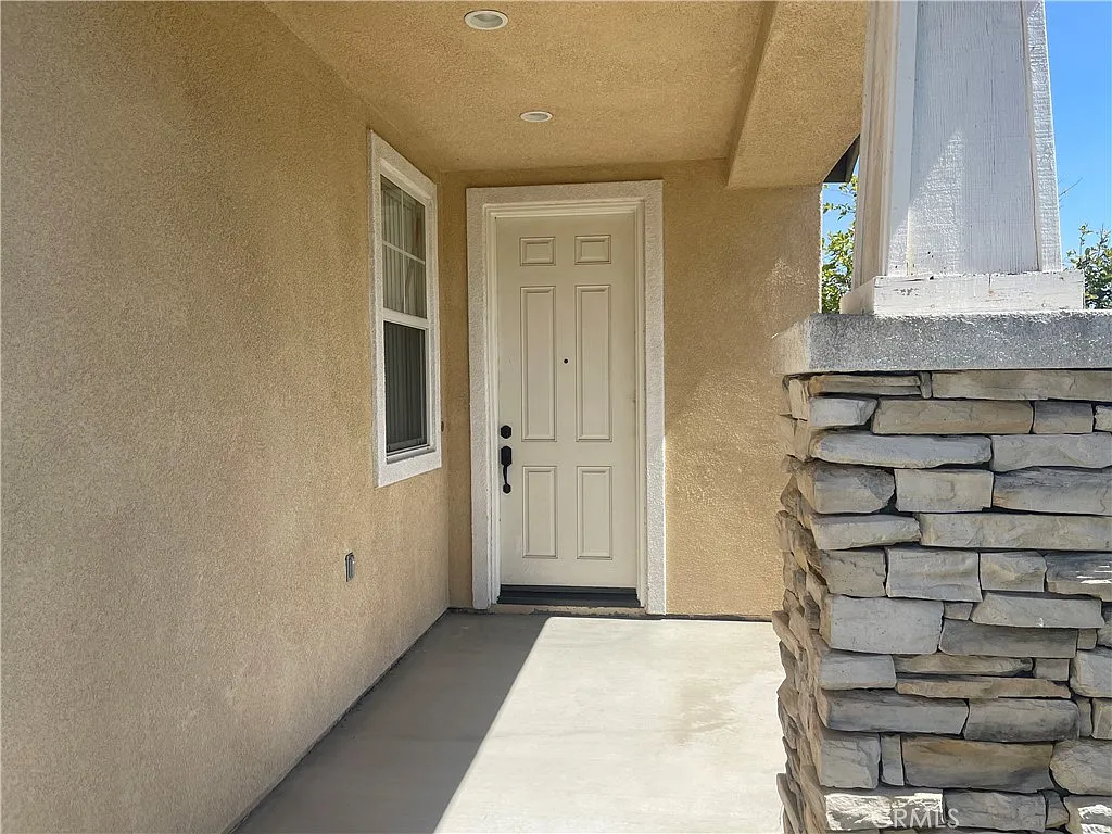 4 bed, 2457 sqft, $4,000 — Photo 2
