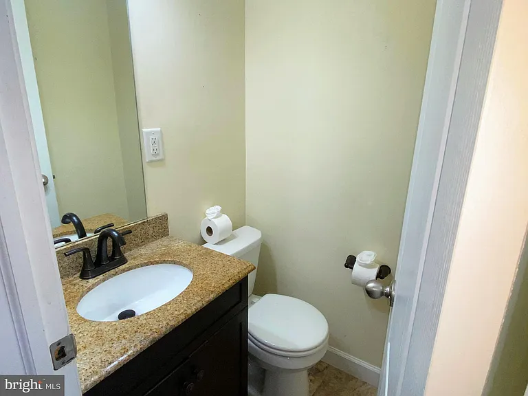 204 Brecknock Ter — Photo 8