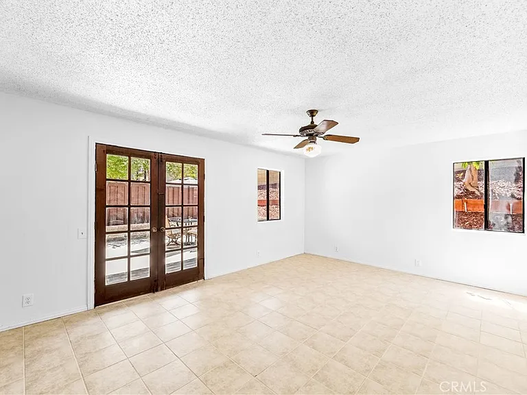 1407 Lakeside Ln — Photo 31