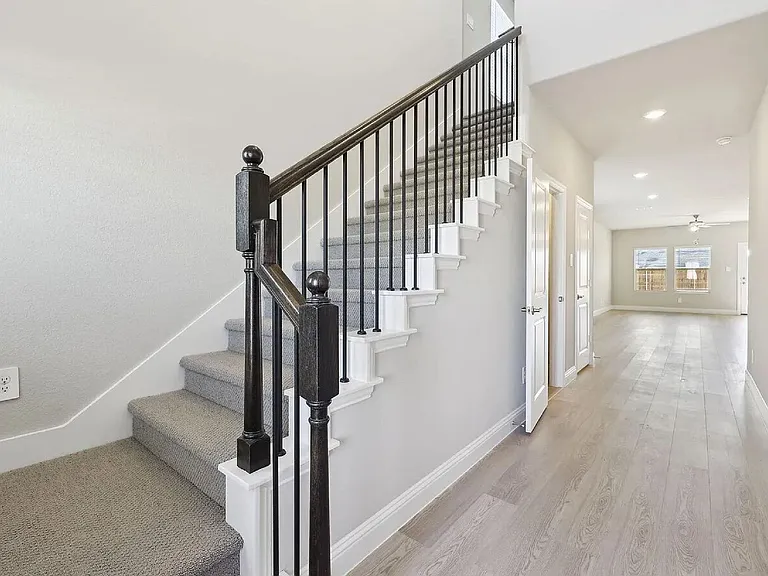 707 Hemingway Ln — Photo 3
