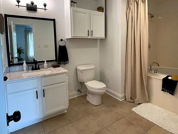 Master Bath w/Jacuzzi Tub