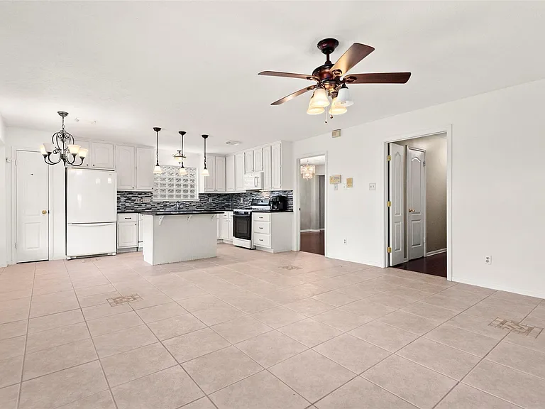 2415 Parkwood Ln — Photo 17