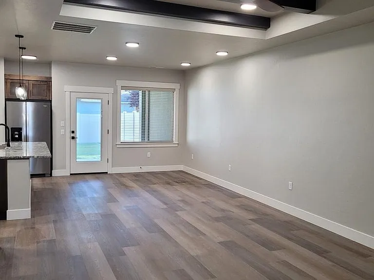 546 W Broadway Ave — Photo 9