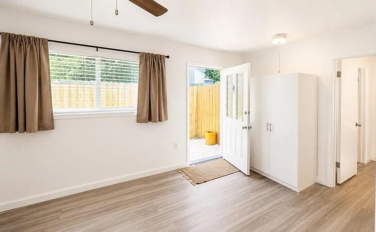 3903 Midforest Dr — Photo 9