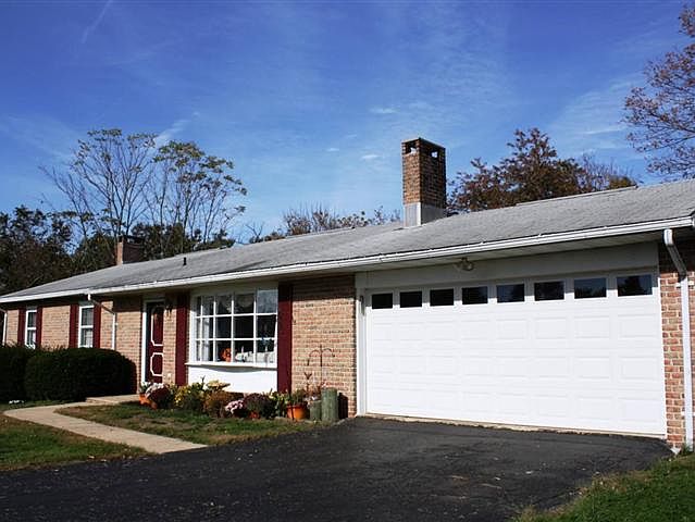 1st image of 6 Bunker Hill Cir