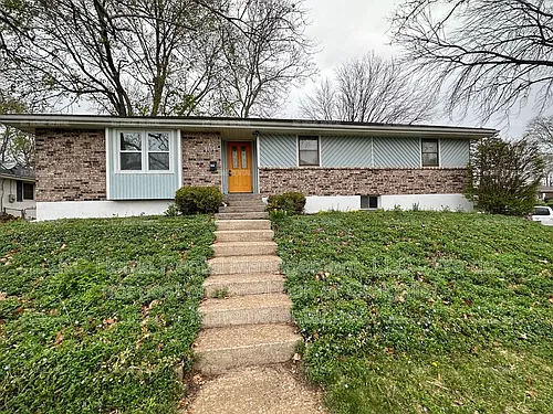 101 SW Moore St Photo 1