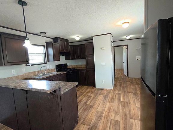3rd image of 16 Burr Oak Dr